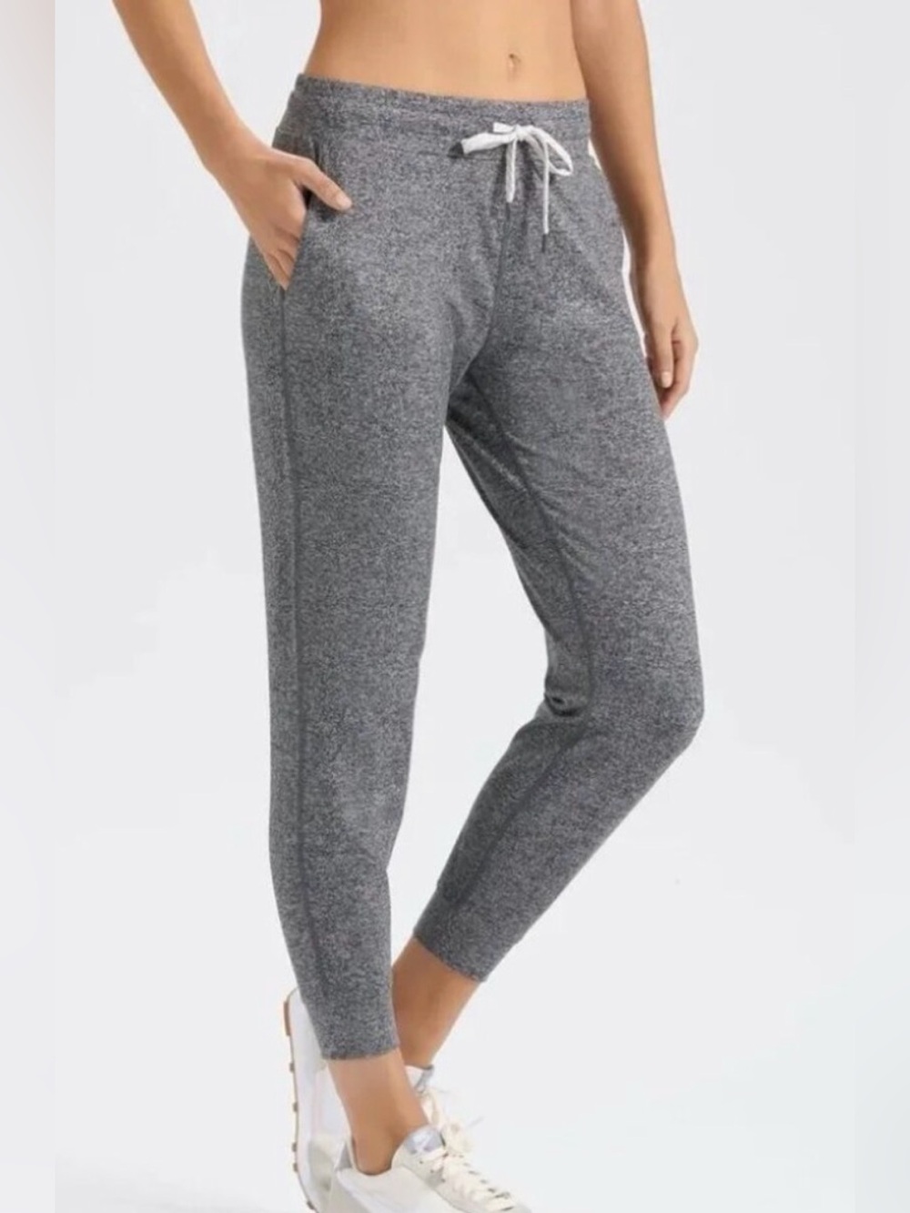 Vuori Women’s performance jogger Heathered Gray size small Like new condition